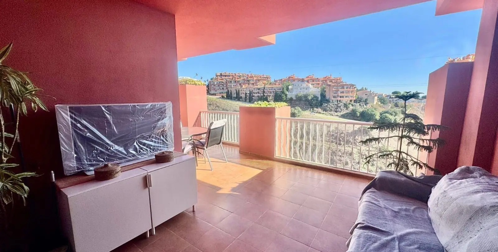 Venta de apartamento en planta media en Los Pacos 27