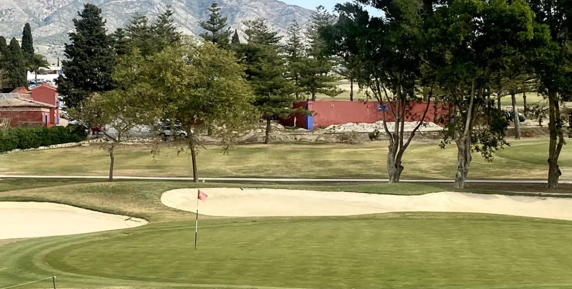 Продажа апартаментов на среднем этаже в Mijas Golf 4