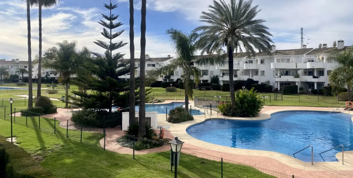 Sale of middle floor apartment in Mijas Golf 26