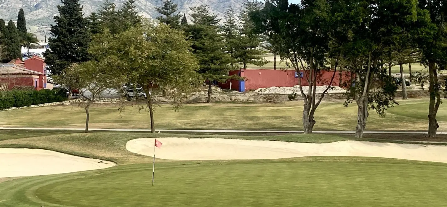 Продажа апартаментов на среднем этаже в Mijas Golf 0