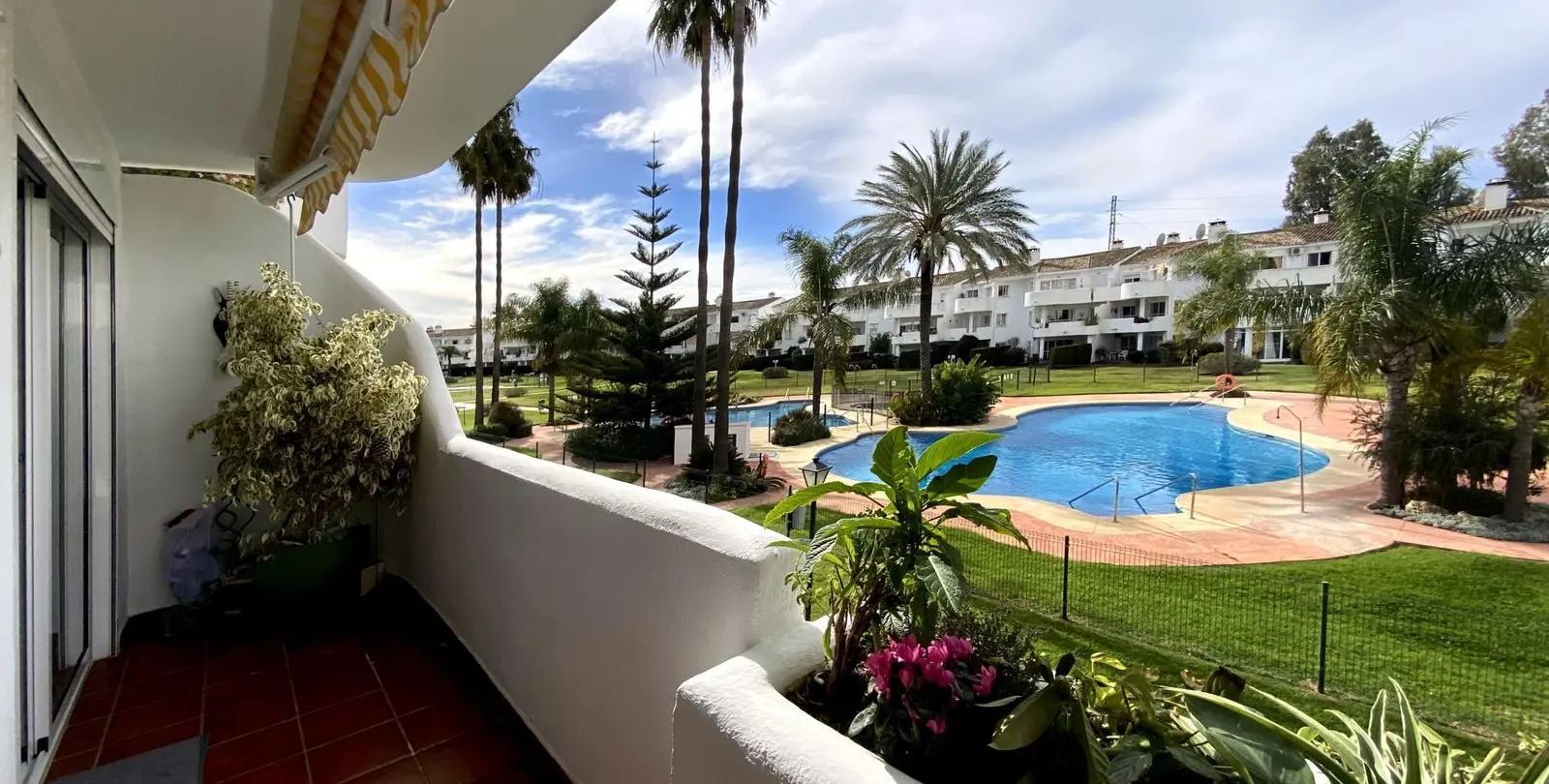 Sale of middle floor apartment in Mijas Golf 25