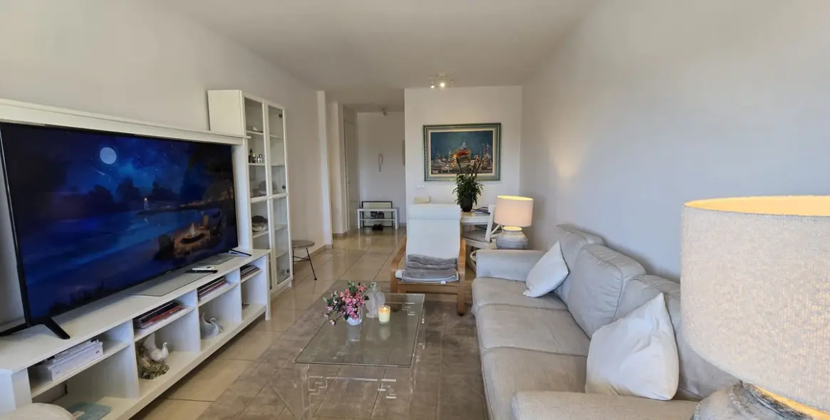 Sale of middle floor apartment in Nueva Andalucía 3