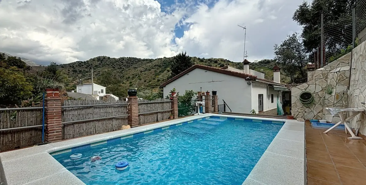 Sale of detached villa in La Viñuela 1