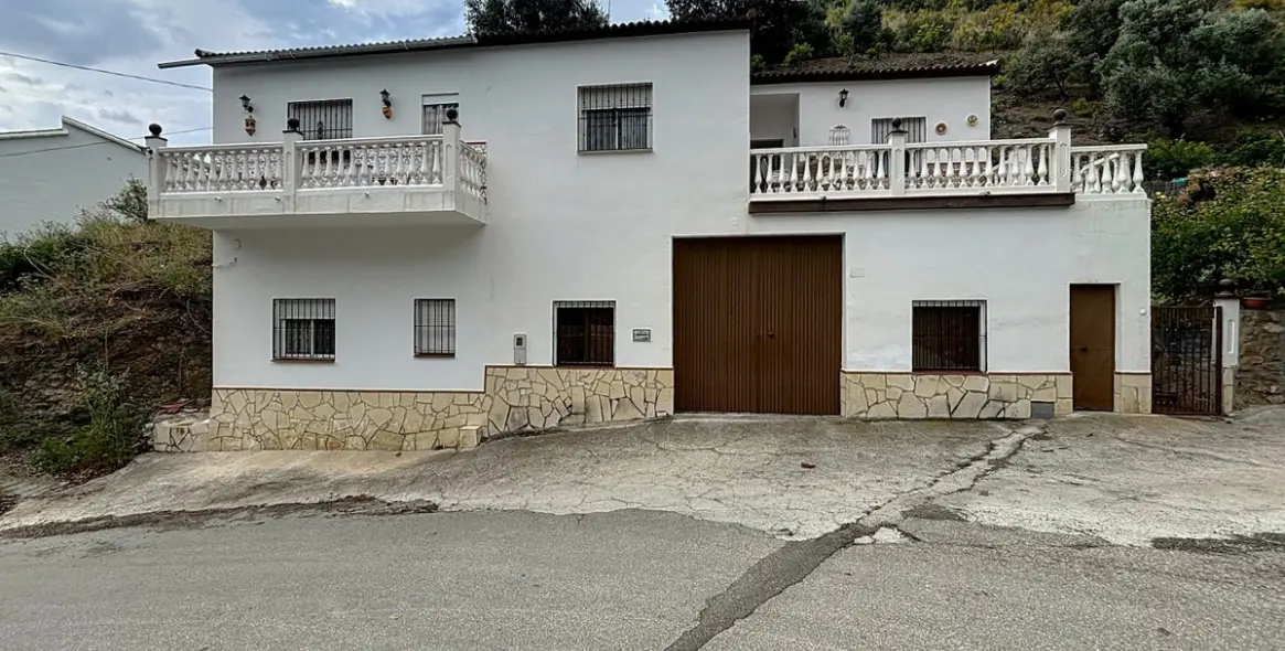 Sale of detached villa in La Viñuela 2