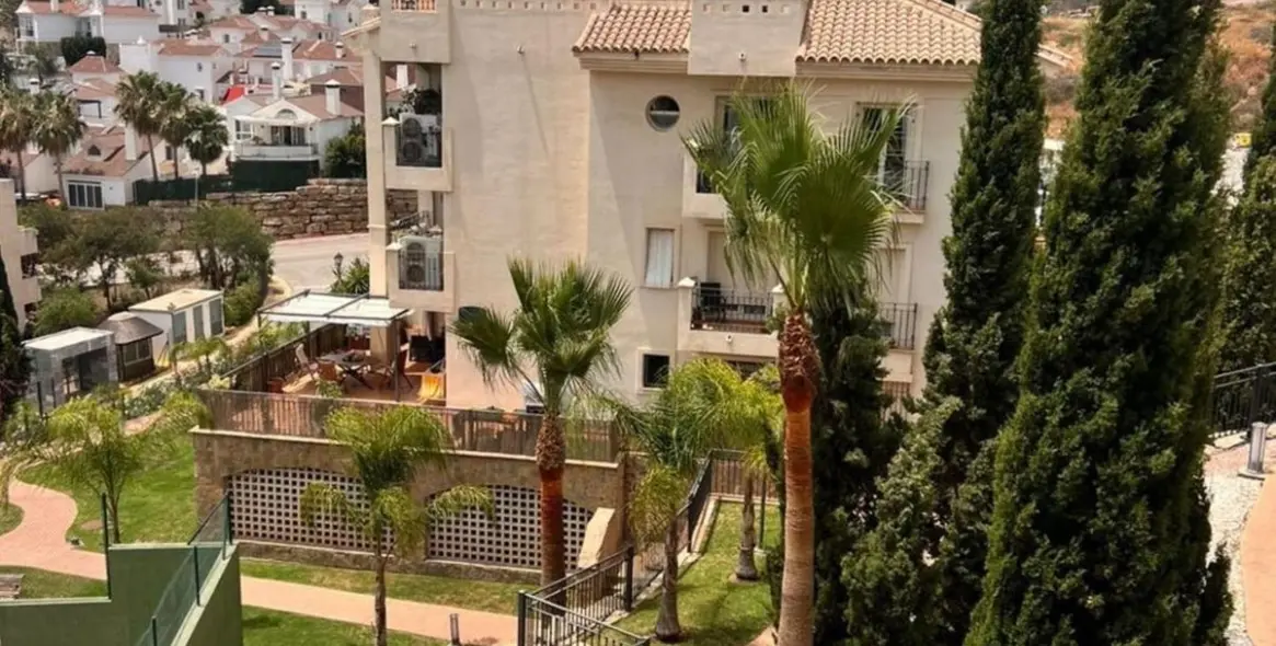 Sale of middle floor apartment in Mijas Costa 13
