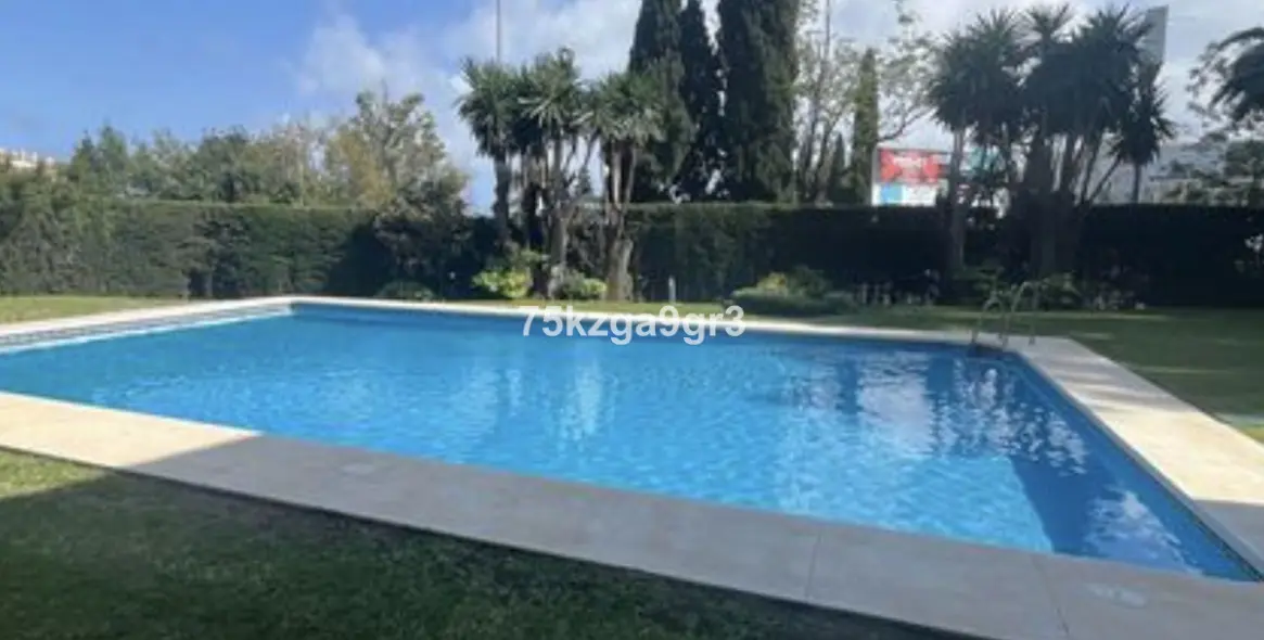 Продажа апартаментов на первом этаже в Nueva Andalucía (район Nueva Andalucía) 1