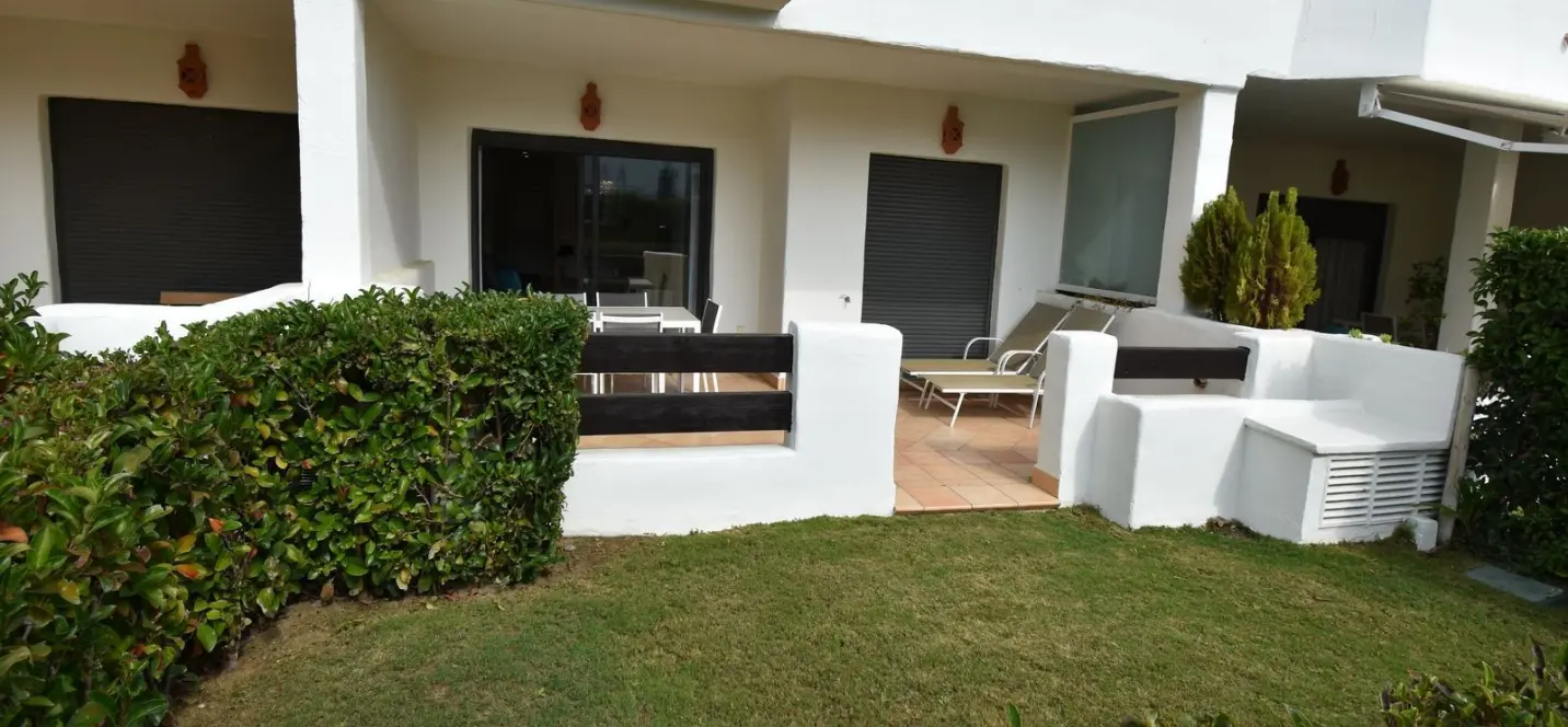 Sale of ground floor apartment in Estepona 2