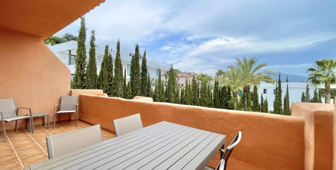 Sale of middle floor apartment in Benahavís 1