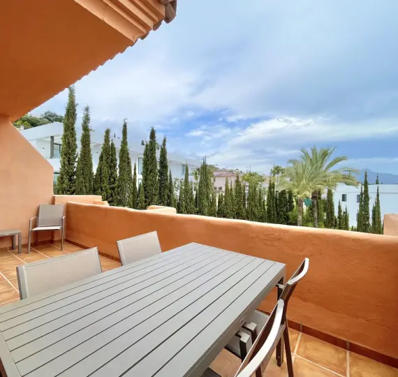 Sale of middle floor apartment in Benahavís