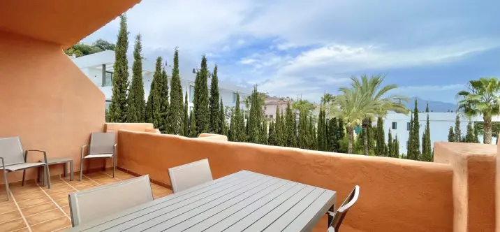 Sale of middle floor apartment in Benahavís 0