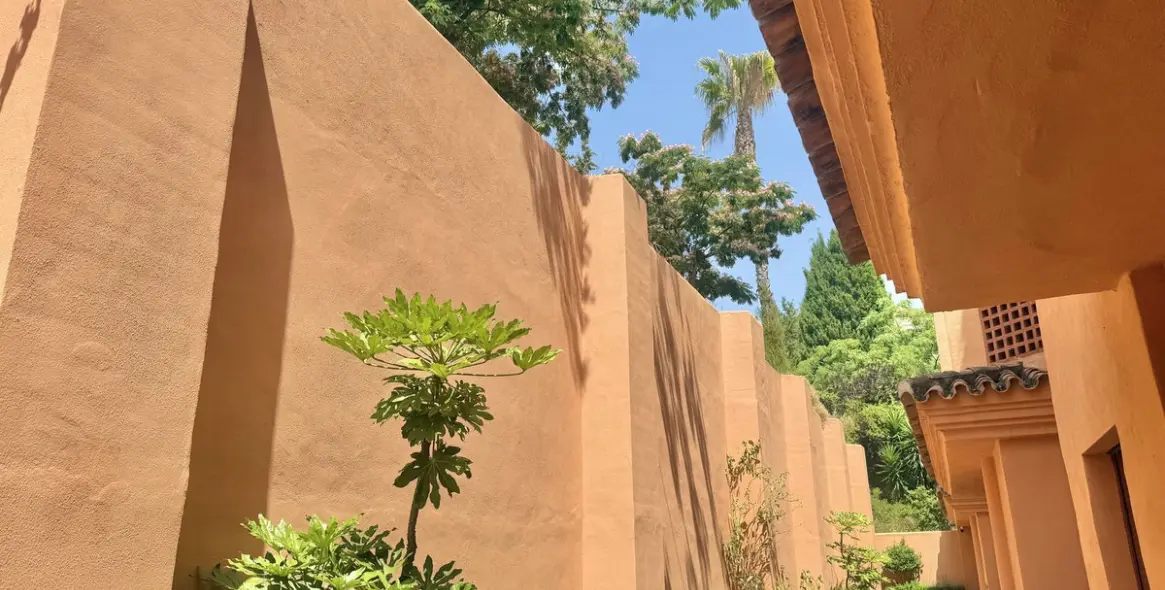 Sale of middle floor apartment in Benahavís 2