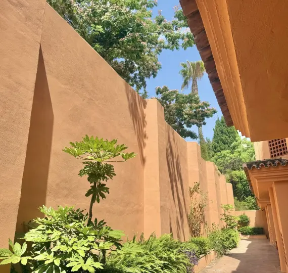 Sale of middle floor apartment in Benahavís