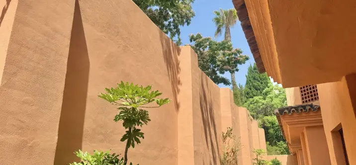 Sale of middle floor apartment in Benahavís 1