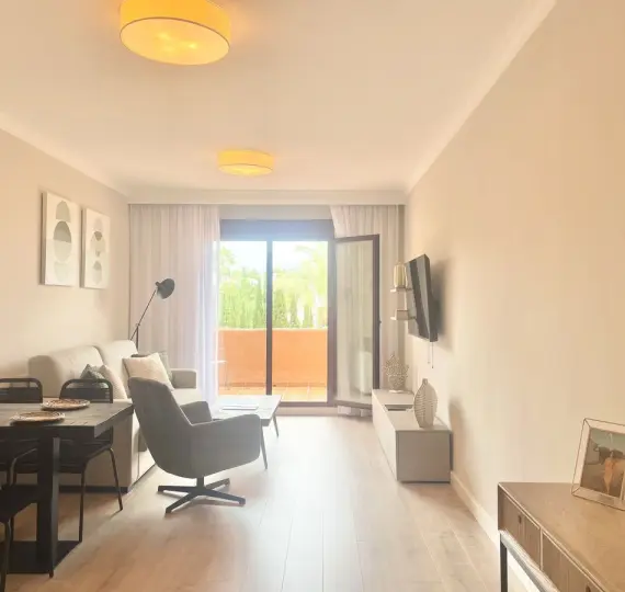 Sale of middle floor apartment in Benahavís