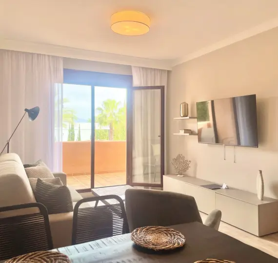Sale of middle floor apartment in Benahavís