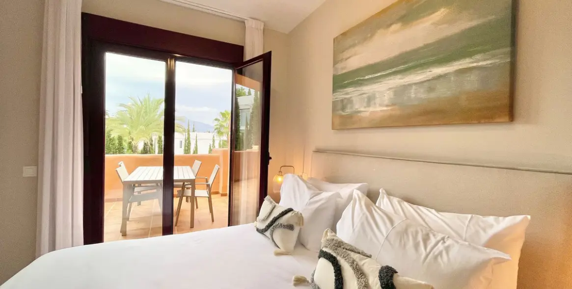 Sale of middle floor apartment in Benahavís 9