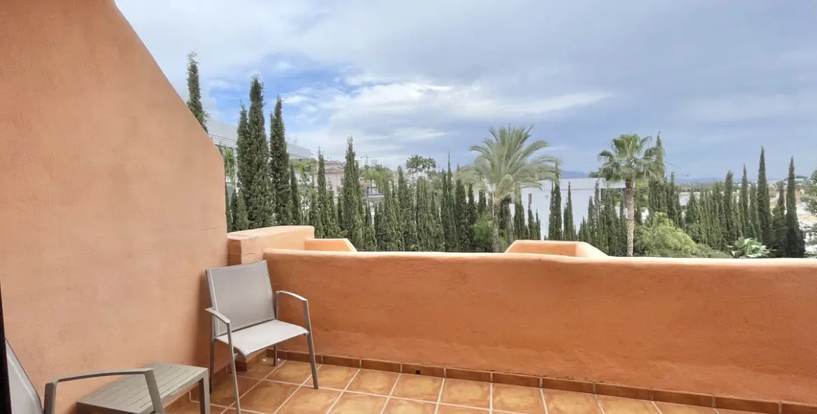 Sale of middle floor apartment in Benahavís 11