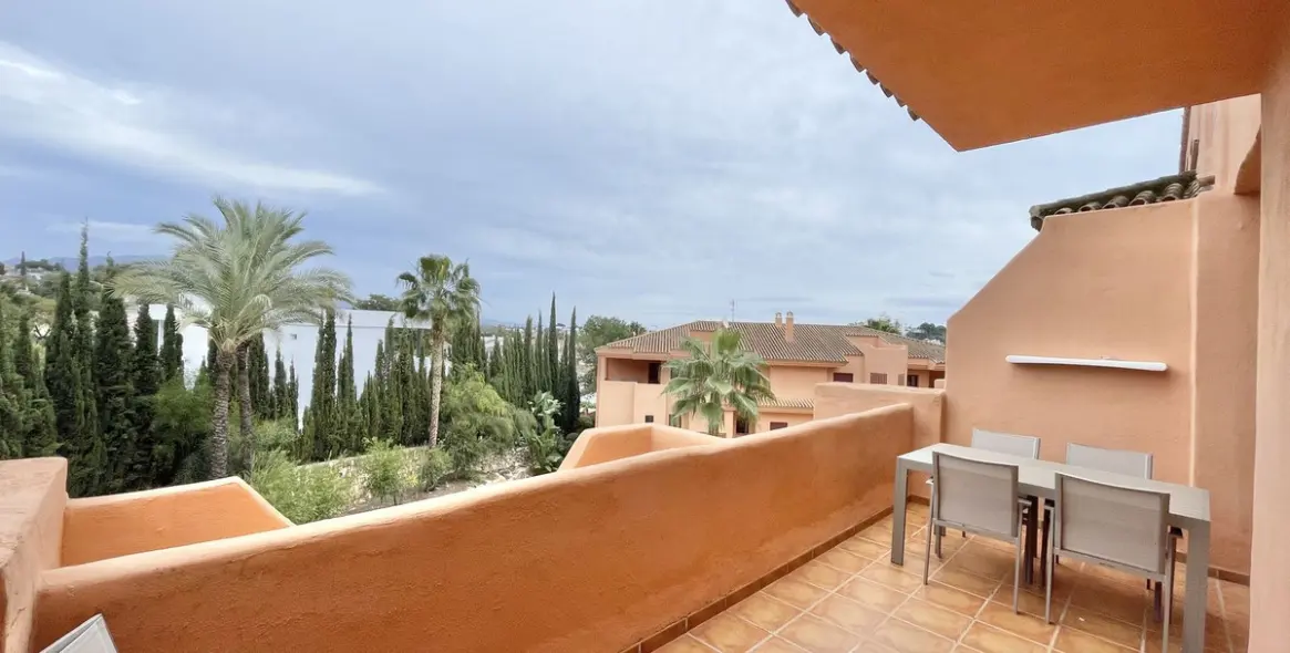 Sale of middle floor apartment in Benahavís 12