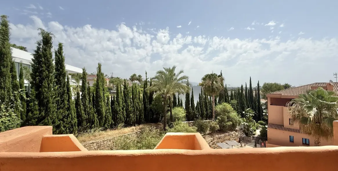 Sale of middle floor apartment in Benahavís 13