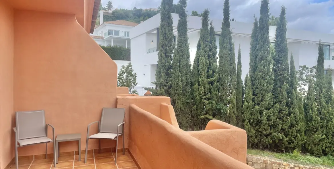 Sale of middle floor apartment in Benahavís 14