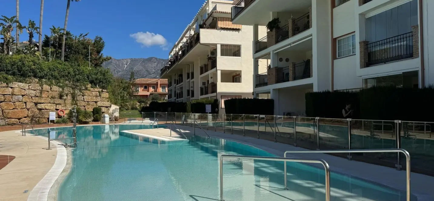 Продажа апартаментов на среднем этаже в Mijas Golf 0