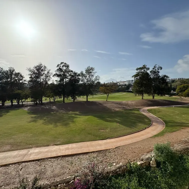 Продажа апартаментов на среднем этаже в Mijas Golf