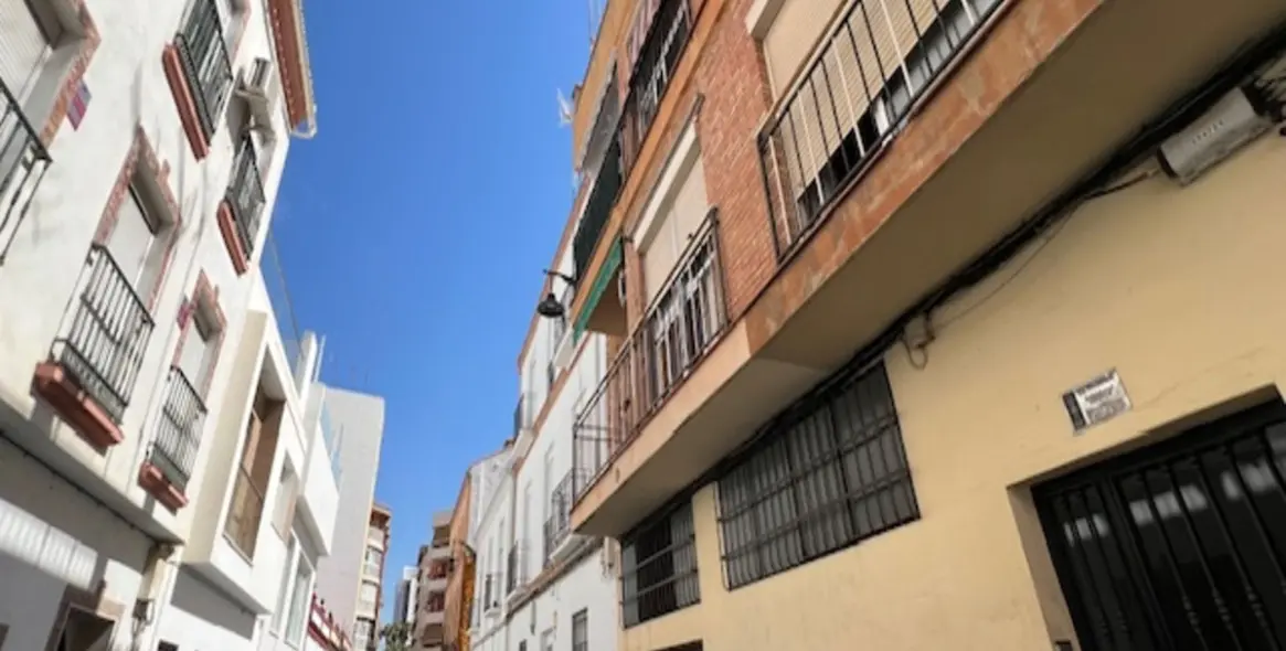 Sale of middle floor apartment in La Trinidad 32