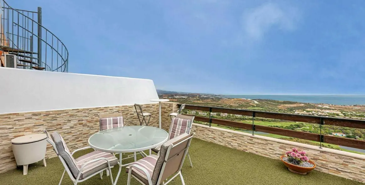 Sale of penthouse in Casares 1