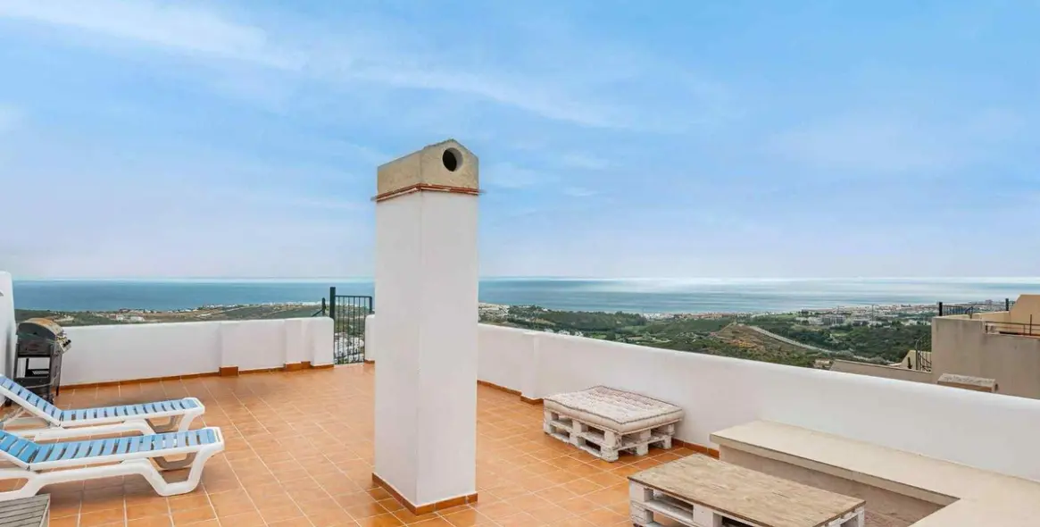 Sale of penthouse in Casares 10