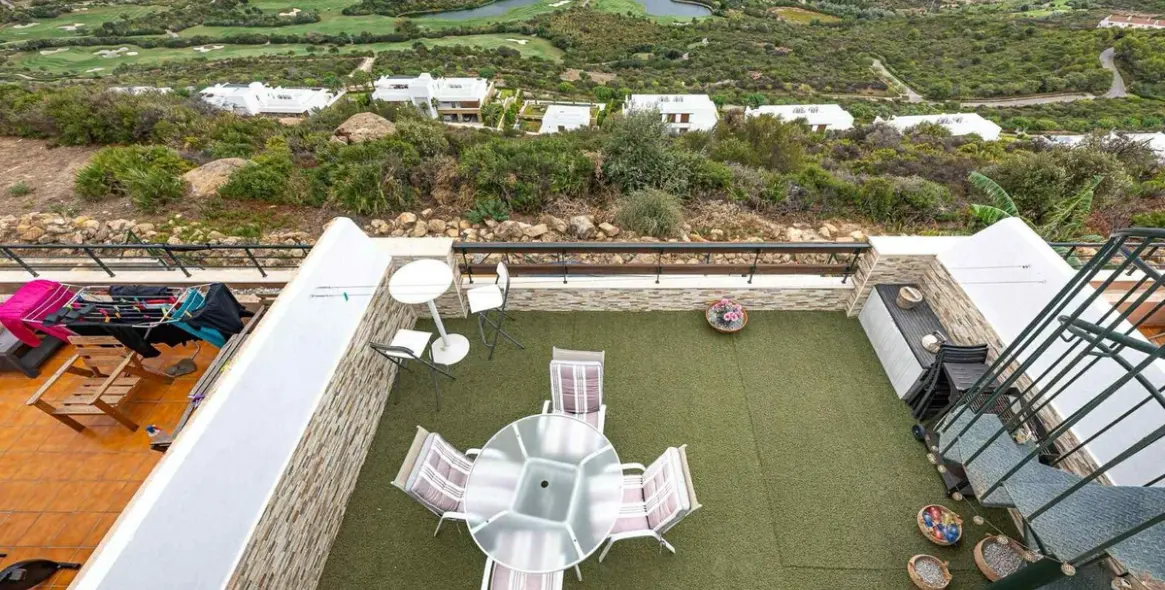 Sale of penthouse in Casares 14