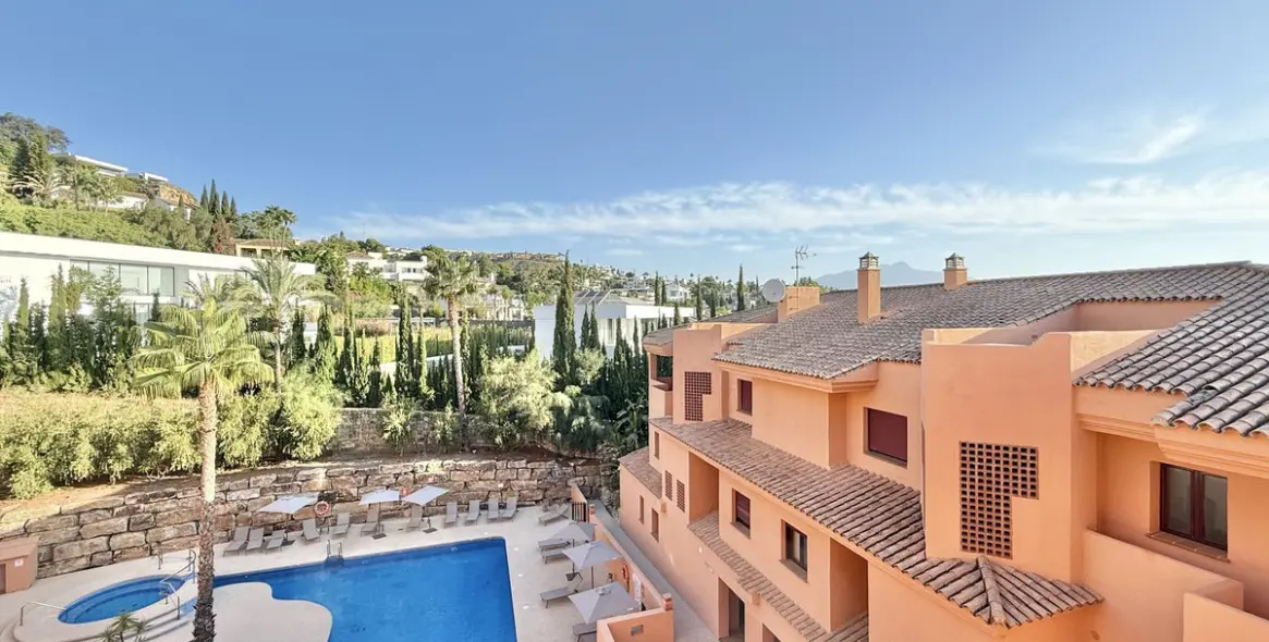 Sale of middle floor apartment in Benahavís 1