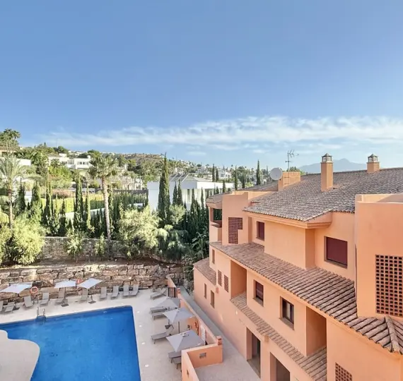 Sale of middle floor apartment in Benahavís