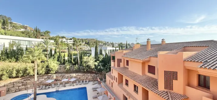 Sale of middle floor apartment in Benahavís 0