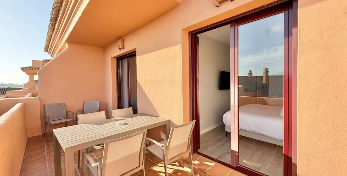 Sale of middle floor apartment in Benahavís 2