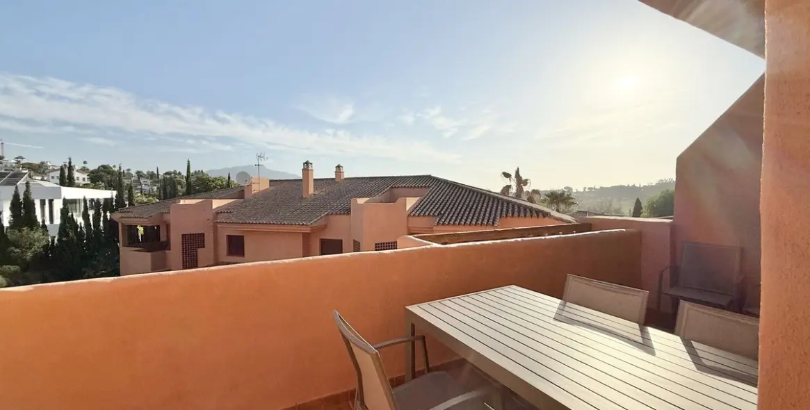 Sale of middle floor apartment in Benahavís 3