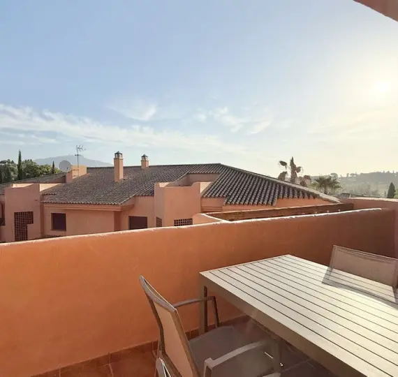 Sale of middle floor apartment in Benahavís