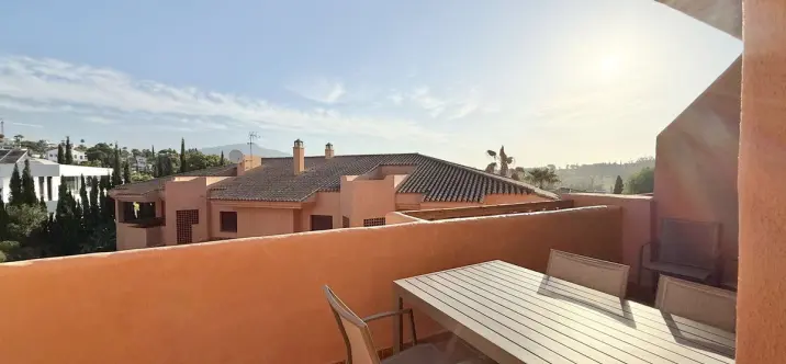 Sale of middle floor apartment in Benahavís 2