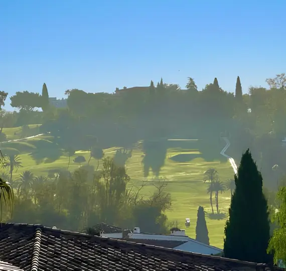 Sale of middle floor apartment in Benahavís