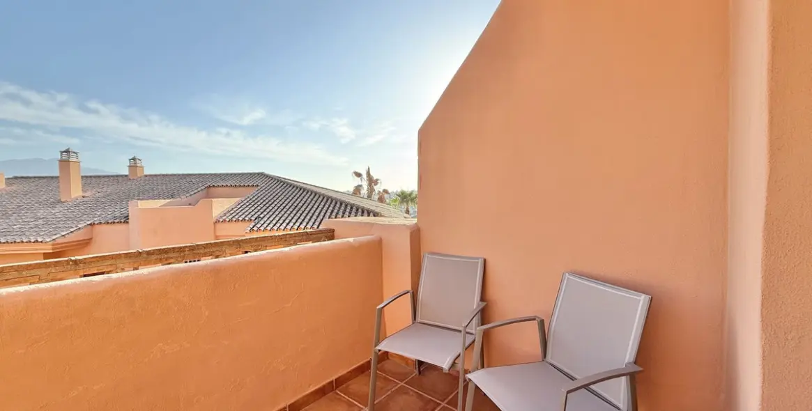 Sale of middle floor apartment in Benahavís 5