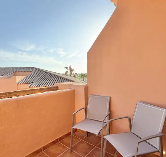 Sale of middle floor apartment in Benahavís