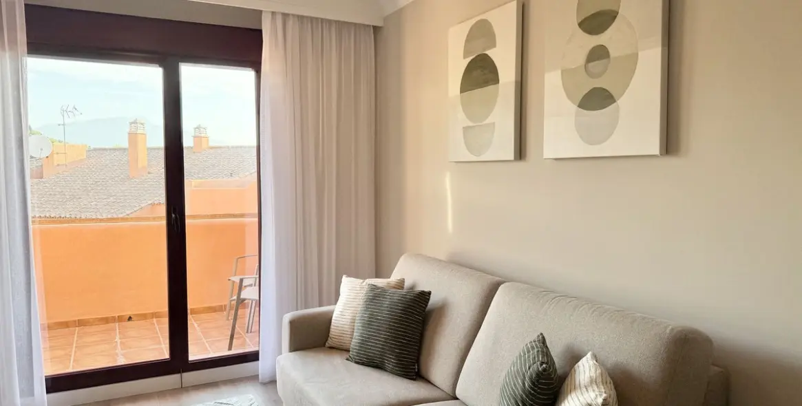 Sale of middle floor apartment in Benahavís 9