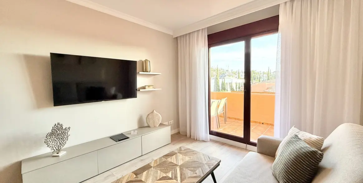 Sale of middle floor apartment in Benahavís 11