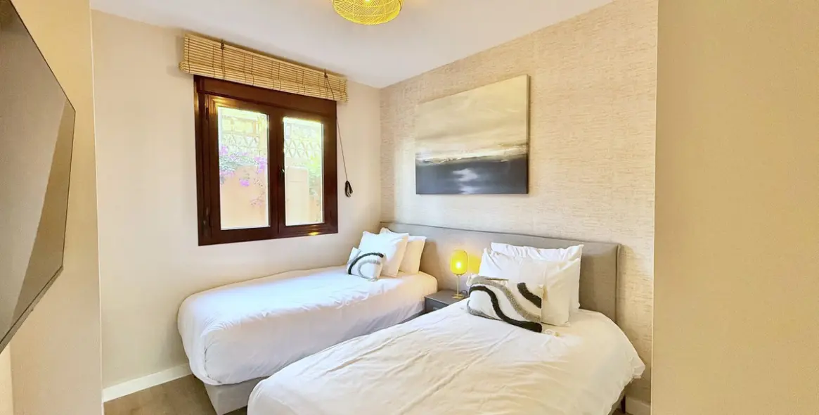 Sale of middle floor apartment in Benahavís 15