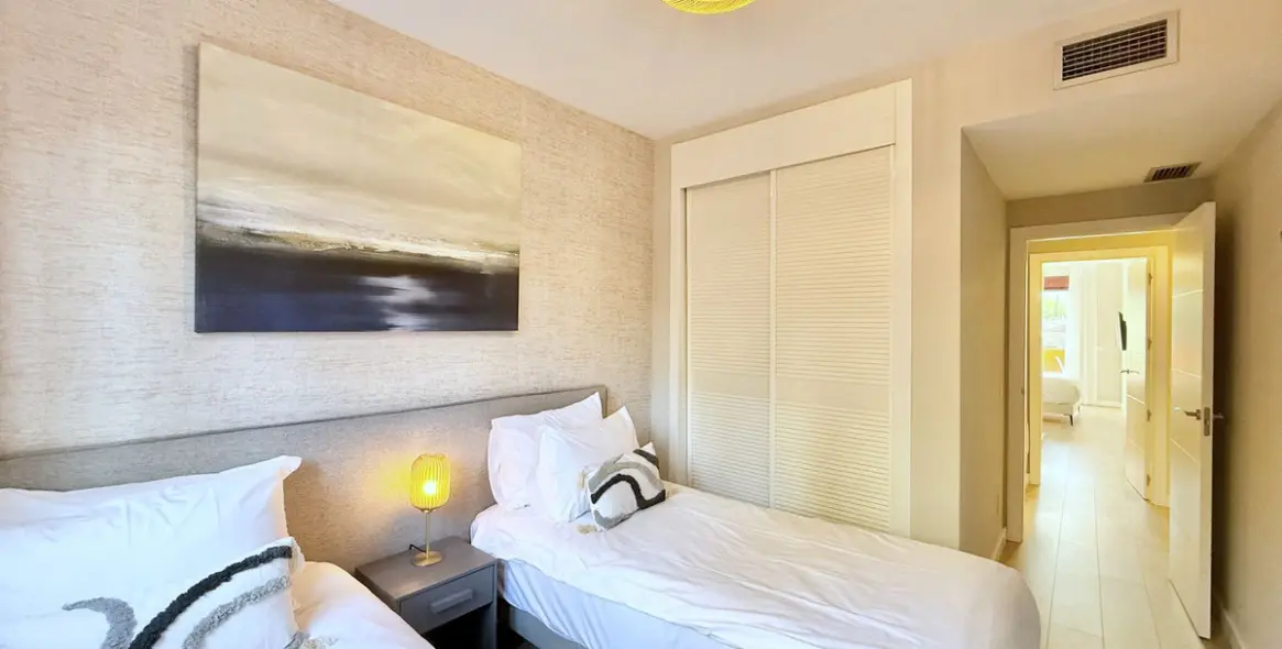 Sale of middle floor apartment in Benahavís 18