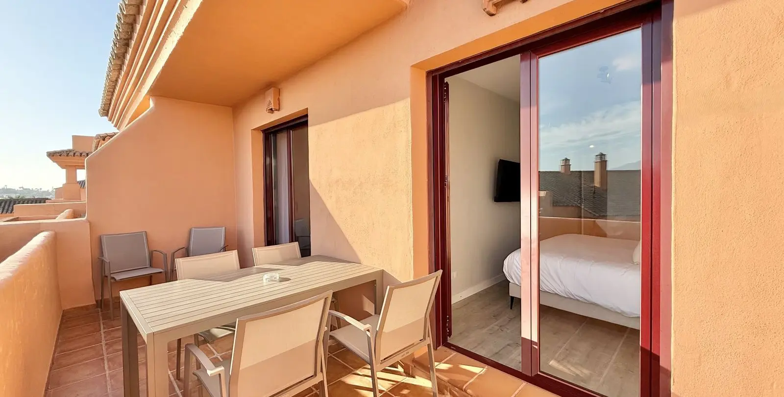 Sale of middle floor apartment in Benahavís 1