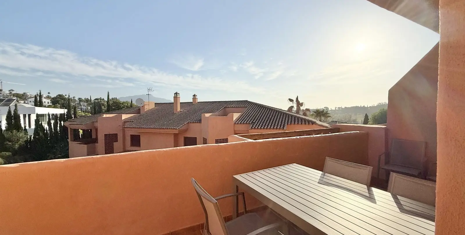 Sale of middle floor apartment in Benahavís 2