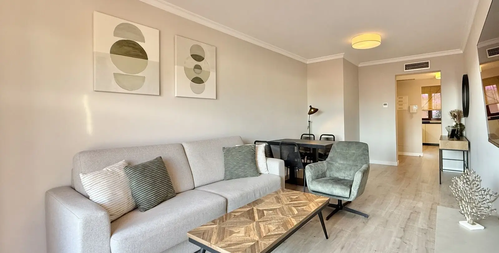 Sale of middle floor apartment in Benahavís 8