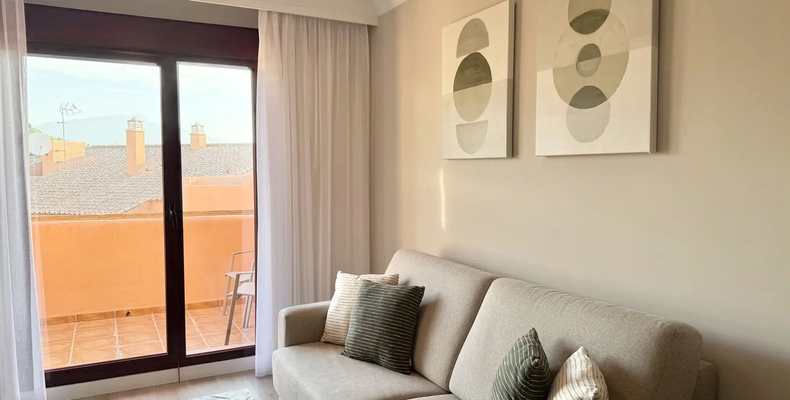 Sale of middle floor apartment in Benahavís 9