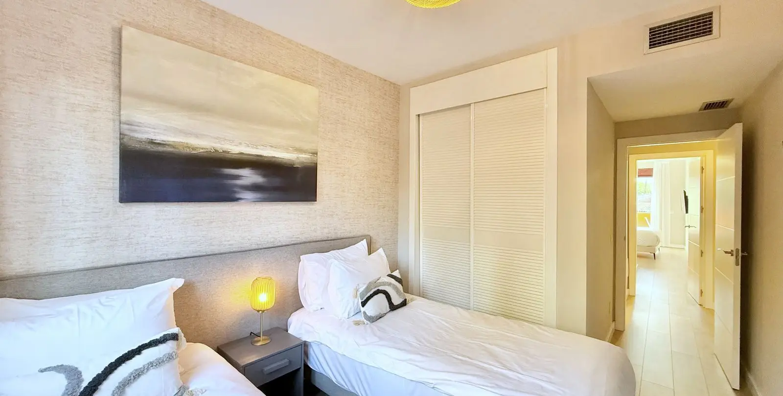Sale of middle floor apartment in Benahavís 18