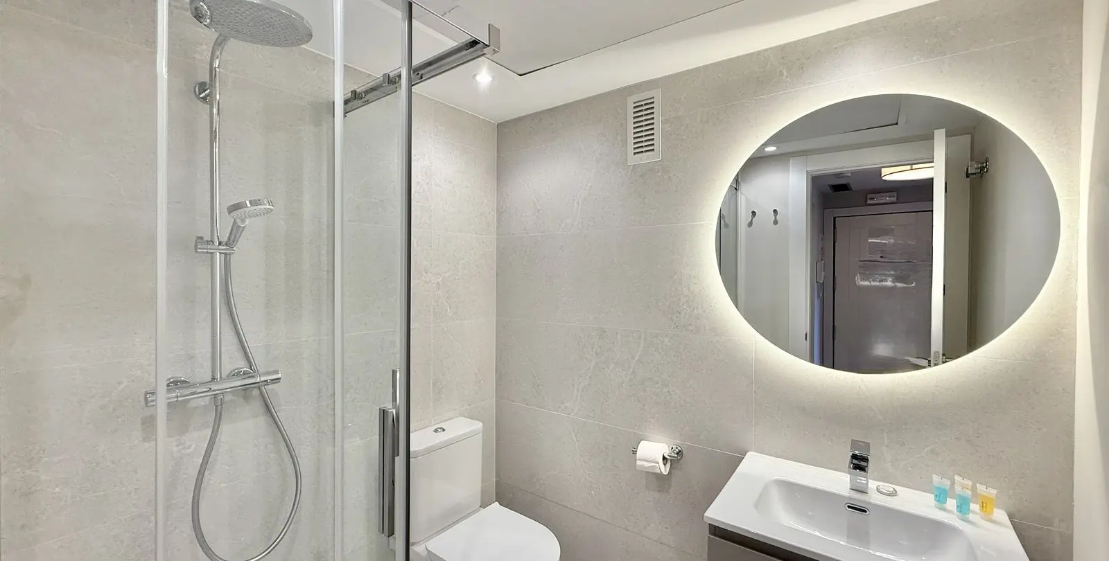 Sale of middle floor apartment in Benahavís 19